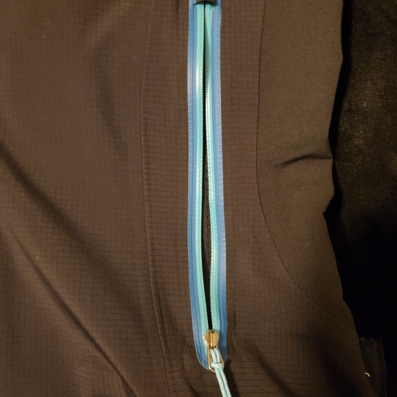 Mountain Hardware Hard Shell - Picture 4 of 4